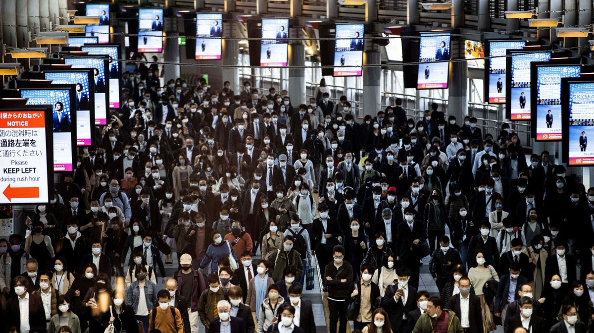 冷静に考えて、日本人の99.9%が何も考えずに空気感だけで全員マスクをしていたコロナ禍って、めちゃくちゃキモくない？

で、してない人がいたら白い目で見られてたんだぜ。

こういう自分軸のないゾンビみたいな人間たちが、大嫌いだ。