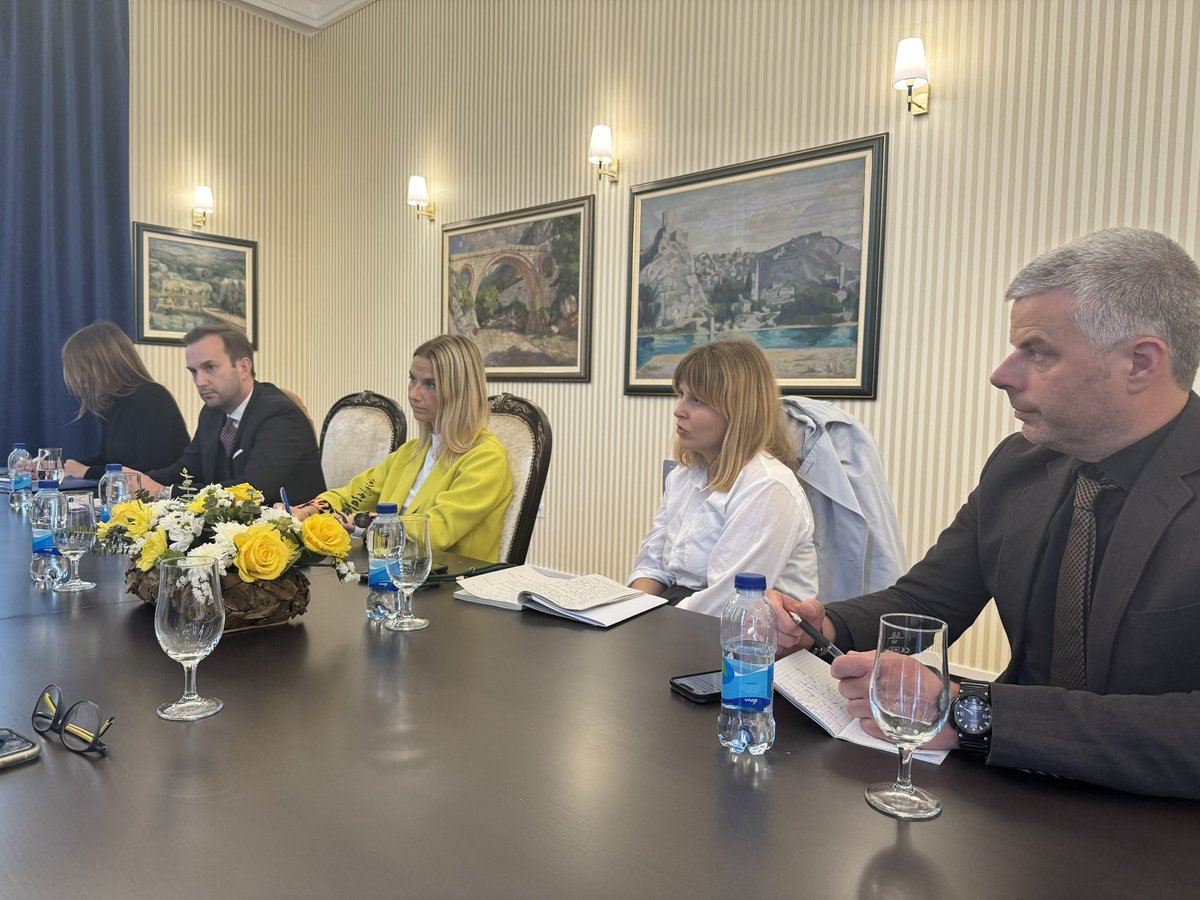 Meeting with 🇩🇪 journalists Süddeutsche Zeitung - Tobias Zick WELT - Carolina Drüten Münchner Merkur - Leonie Hudelmaier. Discussions were held about the current political situation in 🇧🇦. MFA @DinoKonakovic responded to questions from journalists and took the opportunity to…