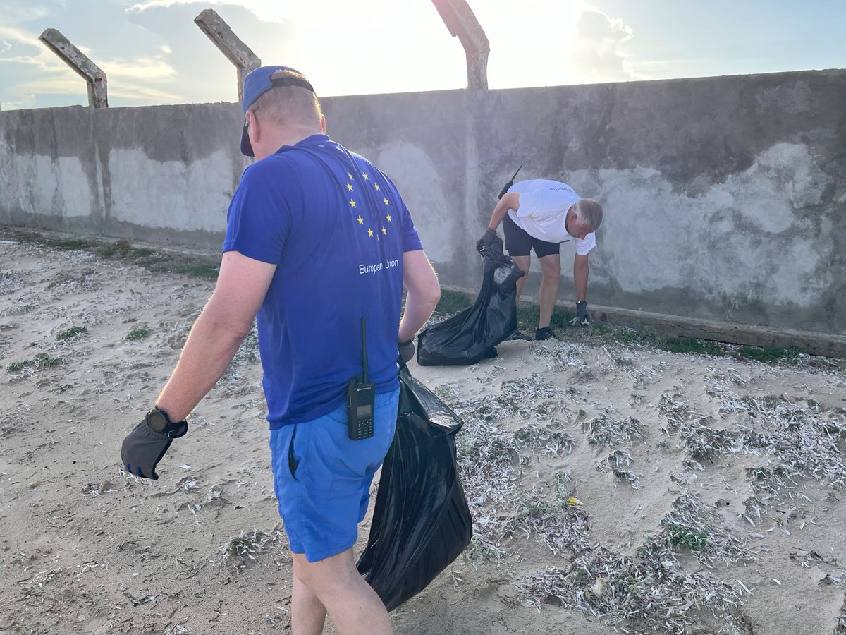 EUCAP Somalia has reduced emissions from energy by 11 percent through actions taken by mission members. Today, on the #EarthDay2024, we are cleaning the beach here in Mogadishu, to contribute to a cleaner environment.