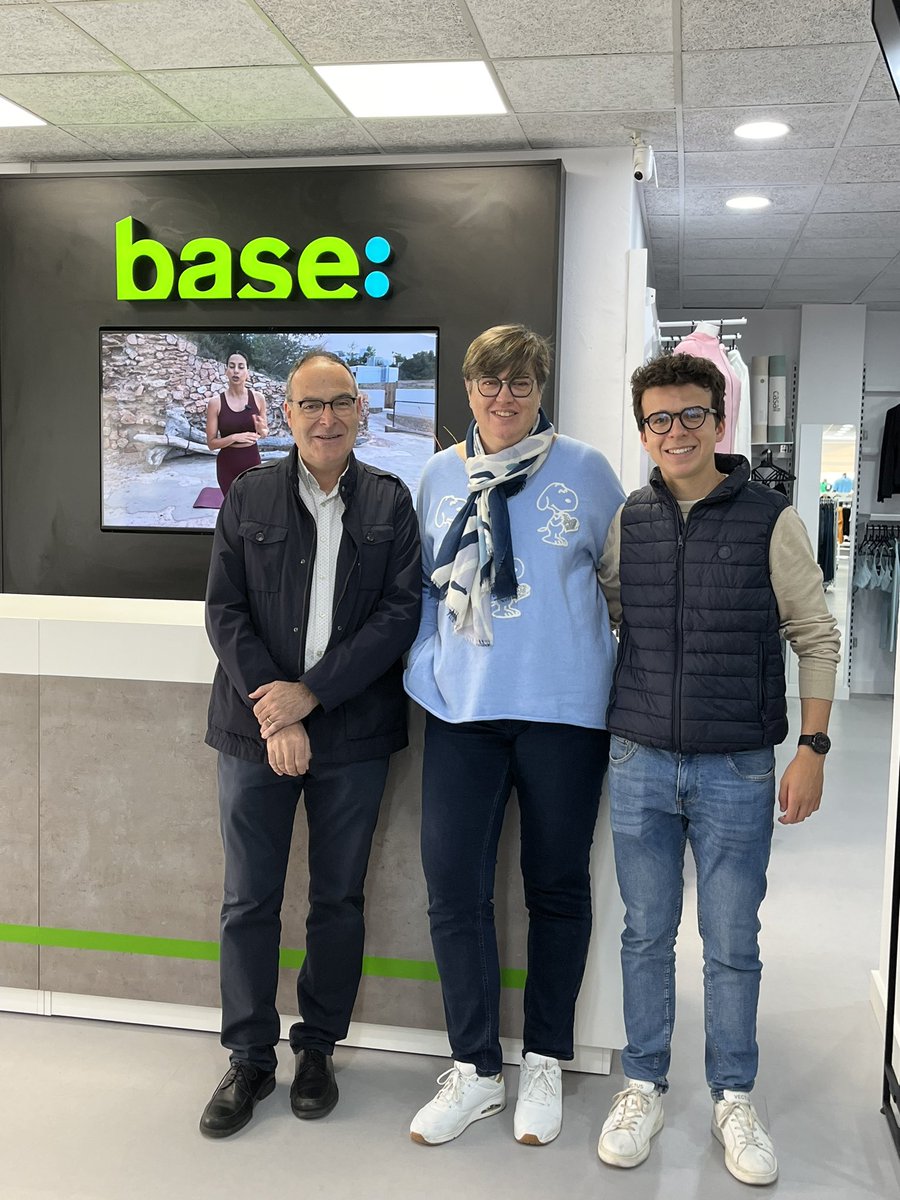 manelrplana's tweet photo. Avui hem visitat la nova botiga d’Esports Josep amb el regidor d’Esports @peremontserrat_ 
🆕 els trobareu al carrer Mar 5 (al costat Plaça del Gra 
🏀🏅🏈⚽️🏸🏑⛷️🥋🏓

@ESPORTSJOSEP @ComercFigueres @ajfigueres 

#Comerç #Esports #Figueres #Empordà https://t.co/GT9zP1WXRy