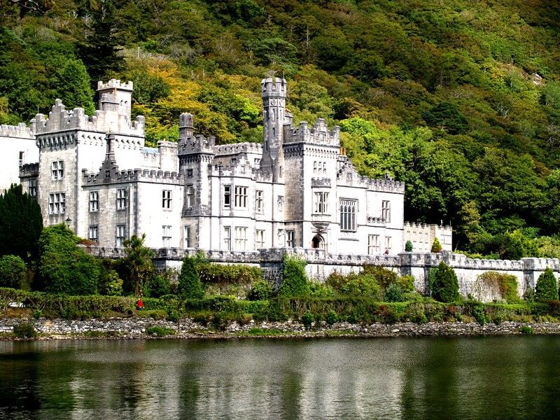 This magnificent Castle in Galway Ireland was originally a wealthy Londoner's retreat. In 1920 it became the Kylemore Abbey founded by Benedictine nuns. The 1,000-acre estate is a haven of history, beauty, and serenity. buff.ly/3twkPuq #blisstravelservice 877-245-8577