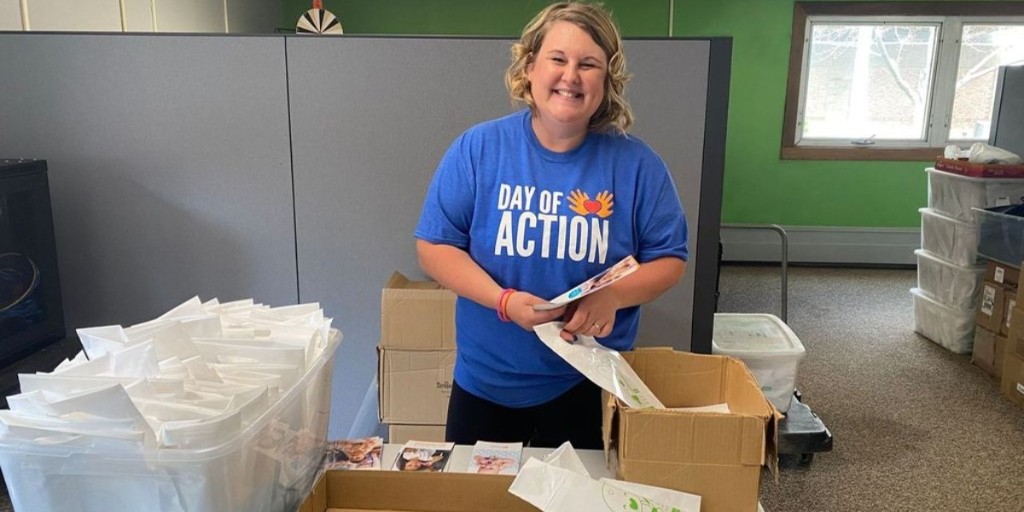 Staff from @SanfordHealth volunteered to help us for the #SEUWDayOfAction. They put together more than 1,000 New Smile Kits, which included toothbrushes and infant oral health information, for moms across the state. Thank you for giving your time to improve oral health in SD!