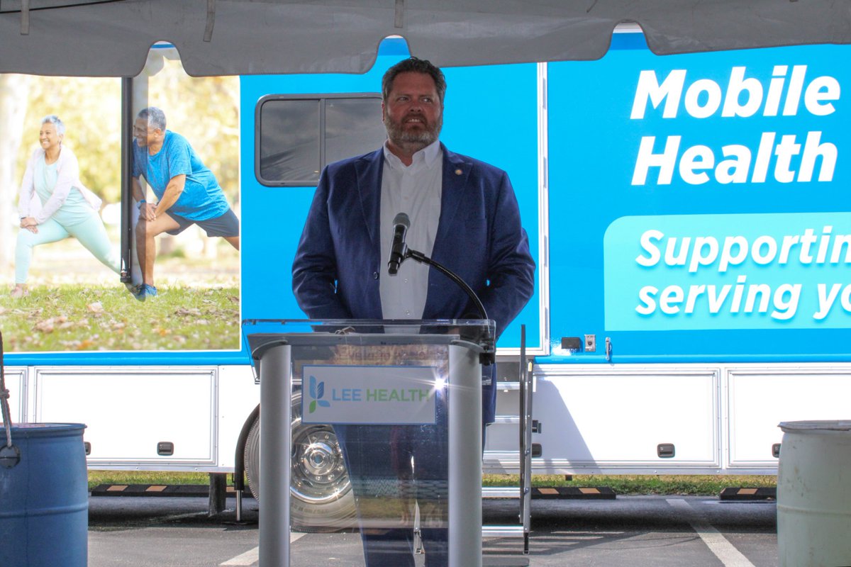 Lee_Health's tweet image. Lee Health is on the move! 🌟

Featuring two exam rooms, a central reception area, a wheelchair lift, and state-of-the-art equipment, the mobile health unit will operate as a family medicine walk-in clinic, open three days a week!

 #LeeHealth #SWFL