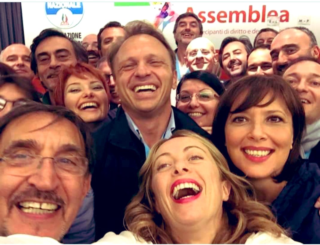 fakmelloni's tweet photo. #100minuti  
Non sono  #Fascisti ...
Sono fascisti  eversivi .... #Melonivergogna
#GovernoDellaVergogna #Governo_della_vergogna
#telemeloni 
#Governodicorrotti #Governodiincapaci https://t.co/X9uU8GiEnp