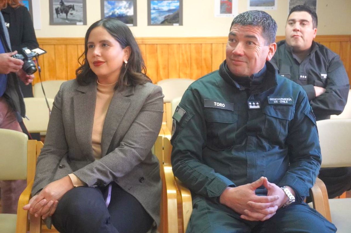 De visita en #TorresDelPaine, Seremi @michellepeutat conversa sobre los avances del @MinjuDDHH en estos dos años de gobierno, junto con escuchar las inquietudes de la ciudadanía para mejorar el acceso a la justicia, además de la firma de un convenio municipal con @Gendarmeria_CL.