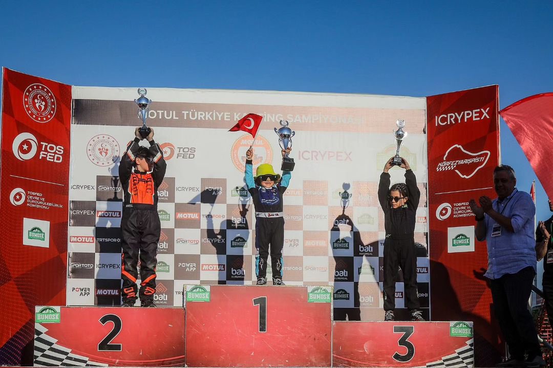 Türkiye’nin en genç karting pilotu ve motor sporlarının tanınan ismi Zayn Safuoğlu, ICRYPEX destekleriyle düzenlenen Türkiye Karting Şampiyonası micro kategoride birincilik kupasını kaldırdı. 🏆🏁 Başarılarının devamını dileriz #ZaynSofuoglu