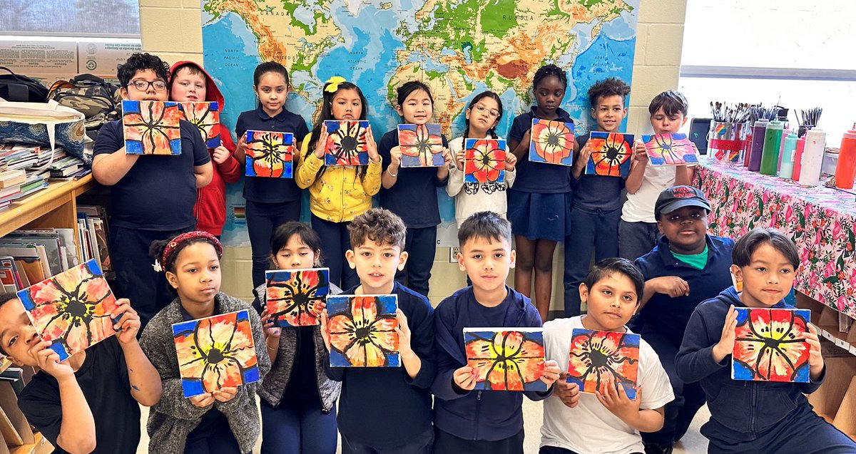 The kindergartens immersed themselves in the world of #GeorgiaOKeeffe during their art workshop! 🎨 Exploring her iconic style taught them about color blending, shapes, their own creativity and Georgia’s giant flowers 🌸 🌺🌼 || @ICCS0281 @TCDSB @TCDSB_AJBRIA @FrancesNunziata