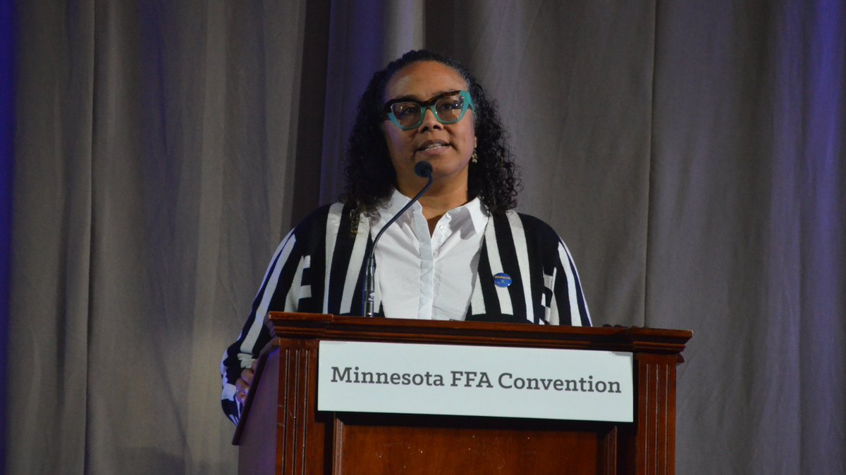 Assistant Commissioner Angela Mansfield spoke at the @MNFFA State Convention today in Minneapolis and also attended signing day where she met with students at the convention who are planning to pursue a career in agriculture education.