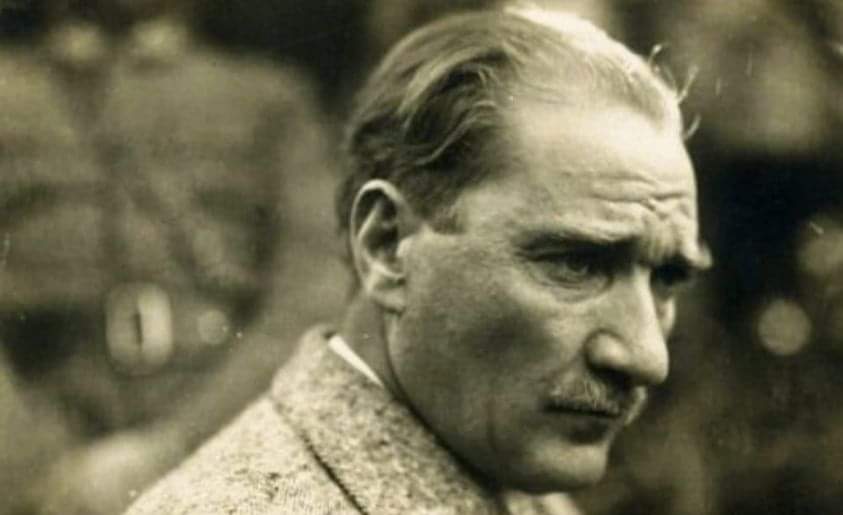 EN GÜZEL FOTOĞRAF MUSTAFA KEMAL ATATÜRK'ün binlerce fotoğrafı vardır. Ama Paşa'mızın BEĞENDİĞİ bir tek fotoğrafı vardır. O da bu!!!! Kendi söylemiştir 'BENİM EN GÜZEL FOTOĞRAFIM' diye. Fotoğrafı Çeken: ESAT NEDİM TENGİZMAN Yer: DUMLUPINAR TARİH: 30 Ağustos 1924