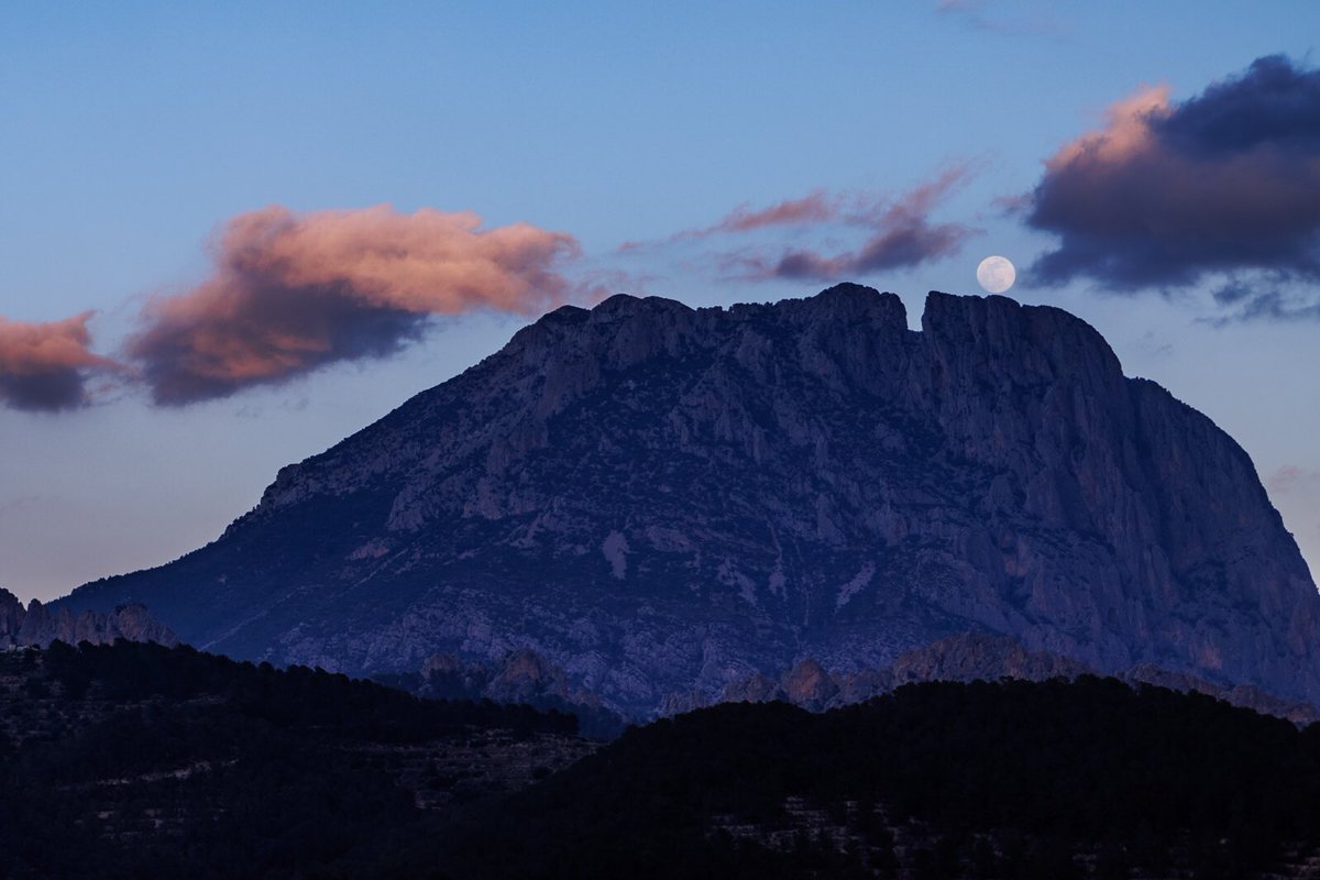 Watching the almost full moon rise above the Puig Campaña this evening. Shame it didn’t rise right behind the notch in the ridge! @rfj1966 @JohnGal_luvlife @Sunnysidegh