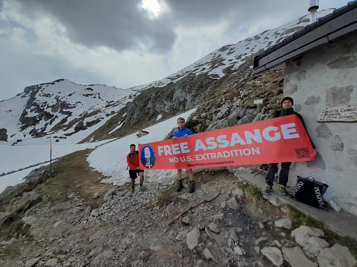 La lotta per la liberazione di Jiulian Assange è salita ancora di quota, nelle prealpi lecchesi, nella sua seconda tappa arrivando al Bivacco Riva a 1860 m slm. Causa neve non ha potuto giungere la cima della Grigna a 2410 m.