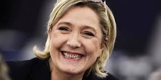 1/4 Depuis Mayotte, Marine Le Pen a eu la joie de vous présenter un nouveau candidat du RN aux élections européennes. Il s'agit de Saidali Boina Hamissi, responsable local du parti d'extrême-droite. Grande nouvelle car le profil du personnage vaut le détour. ⏩