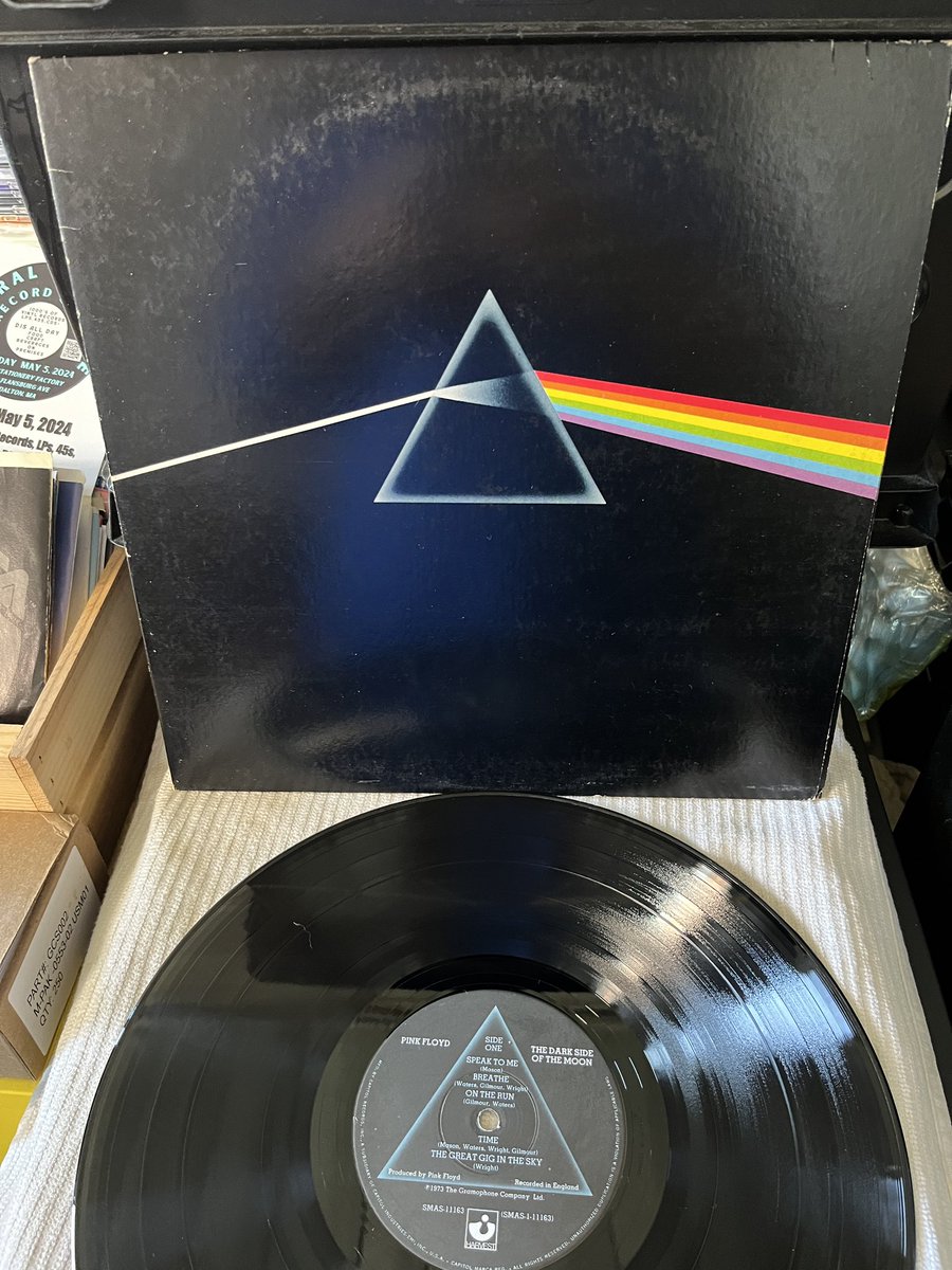 Pink Floyd / Dark Side of The Moon
Got another one in!
‘73 OG Winchester Pressing
Almost certain the vinyl has not been played!! NM-
$39 #pinkfloyd #darksideofthemoon #vinylcollectibles #vinyllover #recordstore #intheberkshires