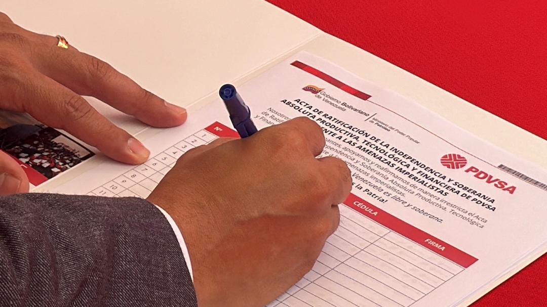 PDVSA's tweet photo. Desde las instalaciones del Complejo MinPetróleo-PDVSA, inició la recolección de firmas del Acta de Independencia y Soberanía Absoluta Productiva, Tecnológica y Financiera de la Industria, para hacerle frente a las amenazas imperialistas. https://t.co/KpfbOGxOCu