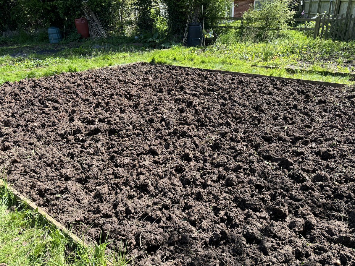 Lots of time spent on the allotment this weekend. 🍆🍑🥒🥔🌽🥕🥦🍅🥗🧅🌶️🧄🍠🫑🫛 the sun shone for once ❤️❤️❤️❤️😀😀😀😀