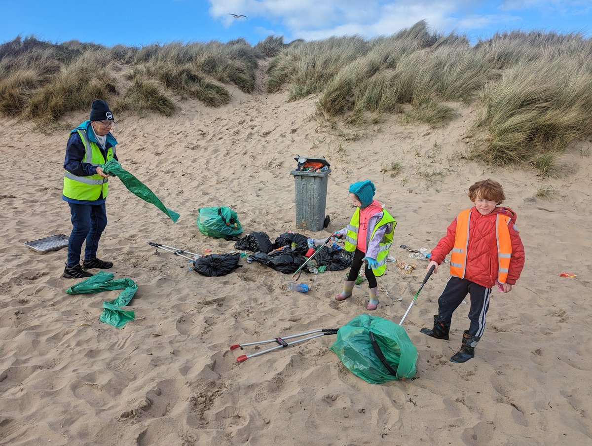 If you are helping litter pick Irvine beach, please try and put your bags in the bins or in the coup behind the dunes. The seagulls are ruthless and unfortunately this pile had to be re-picked today after they ripped the bags apart. 

#beachclean #seagulls #loveirvinebeach
