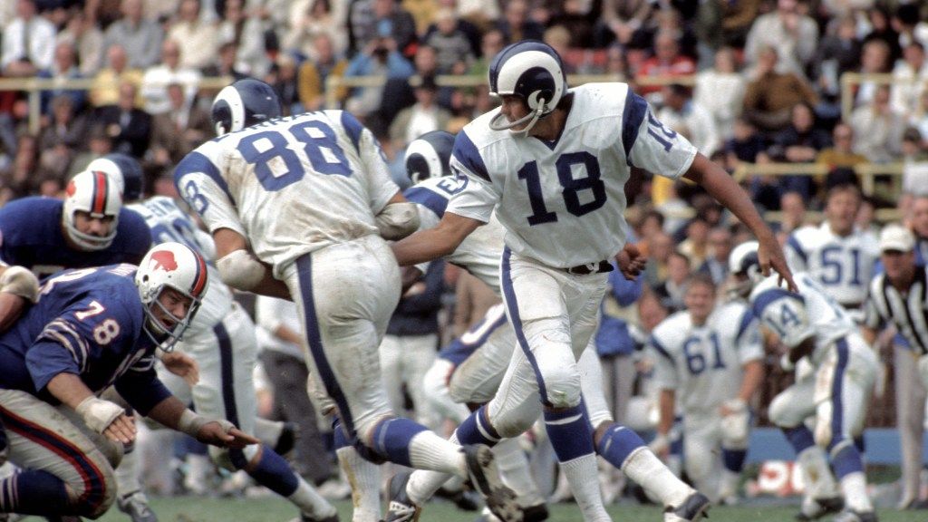 Former Rams, Eagles quarterback Roman Gabriel dies at 83 touchdownwire.usatoday.com/2024/04/20/for…