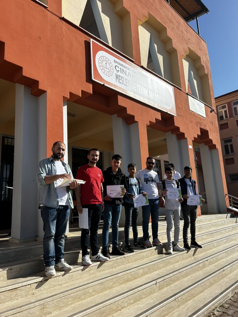 CMesleki's tweet photo. Düzenlemiş olduğumuz "Diyarbakır'dan Avrupa'ya Yenilenebilir Enerji Yolu" isimli #Erasmus projemize katılım sağlayan 20 öğrencimize katılım belgelerini takdim ettik. https://t.co/9RWQvecAyr