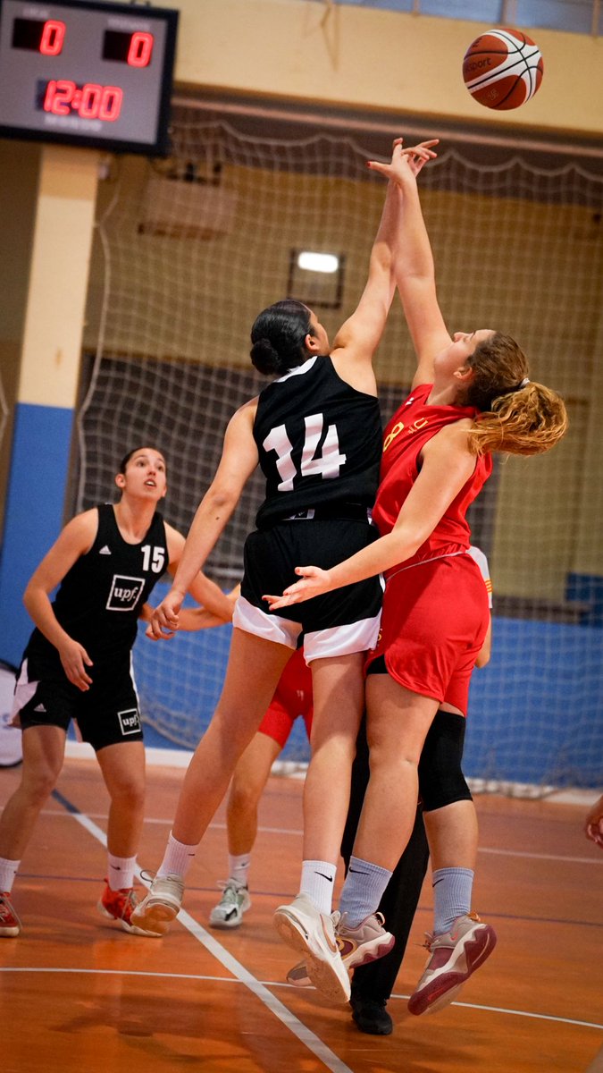 #CEU2024🏀| ¡Ganamos! El equipo femenino de la <a href="/unisevilla/">Universidad de Sevilla</a> vence 32-27 a @esportsupf en su estreno en la competición. Mañana, nuevos enfrentamientos 👏👏#VamosUS #SomosUS
