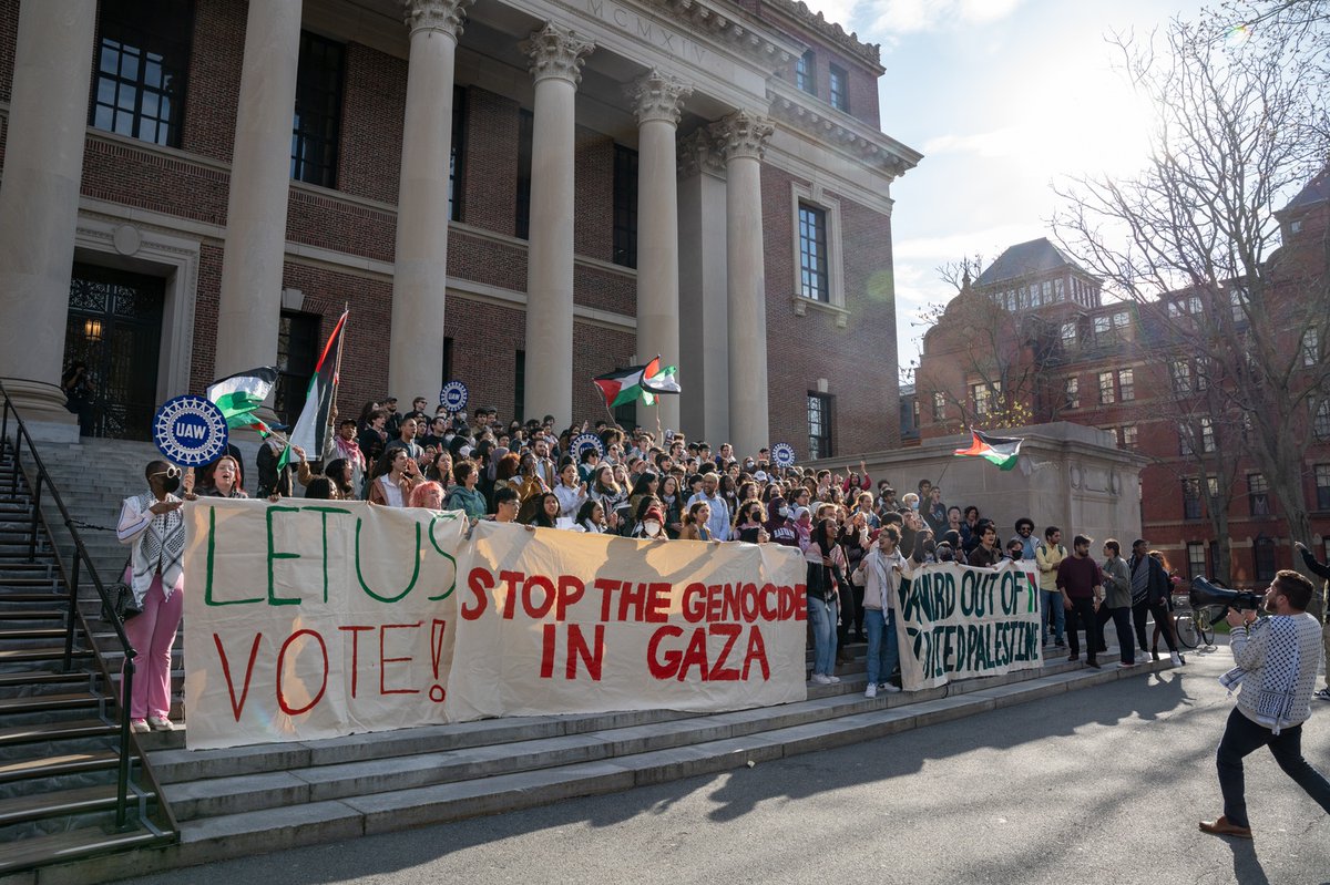 Harvard Üniversitesi Öğrencileri, Filistin'i Destekledikleri İçin Tutuklanan Columbia Üniversitesi Öğrencileriyle Dayanışma Amacıyla Toplandı!  

200'den fazla kişi, Harvard'ın Gazze'deki savaşla olan bağlarını kınamak ve Filistin yanlısı gösteriler sırasında Columbia