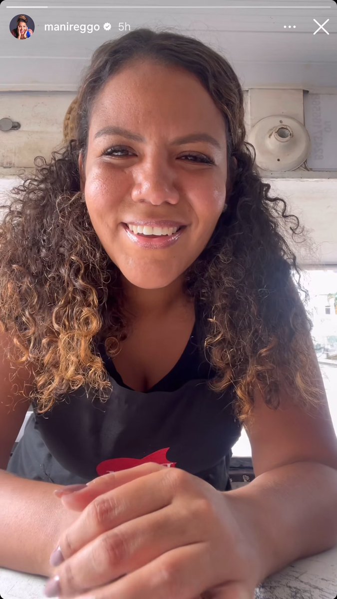 oRamonLisboa's tweet photo. A primeira foto é do vídeo postado por Mani mais cedo no Instagram. A segunda foto é meu encontro com ela mais cedo na Barraca dela. 

Não estou aqui para julgar. Mas a informação é de que as roupas são diferentes. Contra fatos não há argumentos. 

#FofocalizandoNoSBT https://t.co/ZdceZ05Ig8