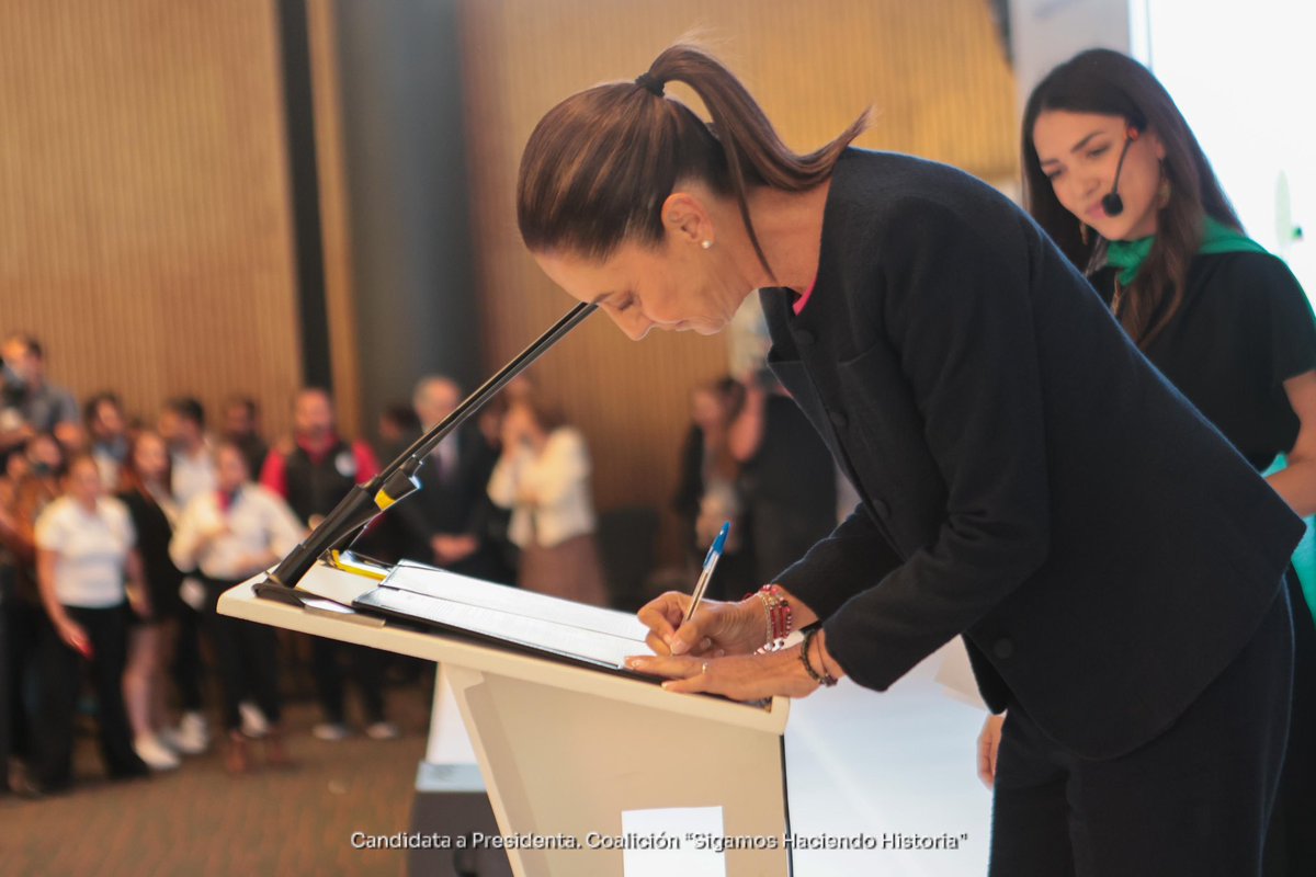 Claudiashein's tweet photo. Firmamos el Pacto por la Primera Infancia con el compromiso de avanzar en la salud y la nutrición, desde el embarazo hasta los primeros 6 años de vida, la educación y los cuidados, la protección y el bienestar. Las niñas y los niños nacieron para ser felices. Gracias por la invitación.