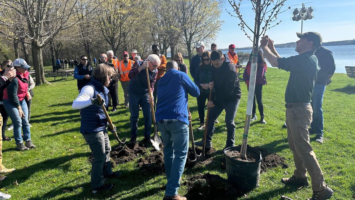 Staying true to our roots as the home of #EarthDay, @GovEvers doubled down on Wisconsin’s @1TrillionTrees pledge and set a goal to plant 100 million trees in Wisconsin by 2030. I was honored to join members of the administration to jump start our goal by planting trees at…