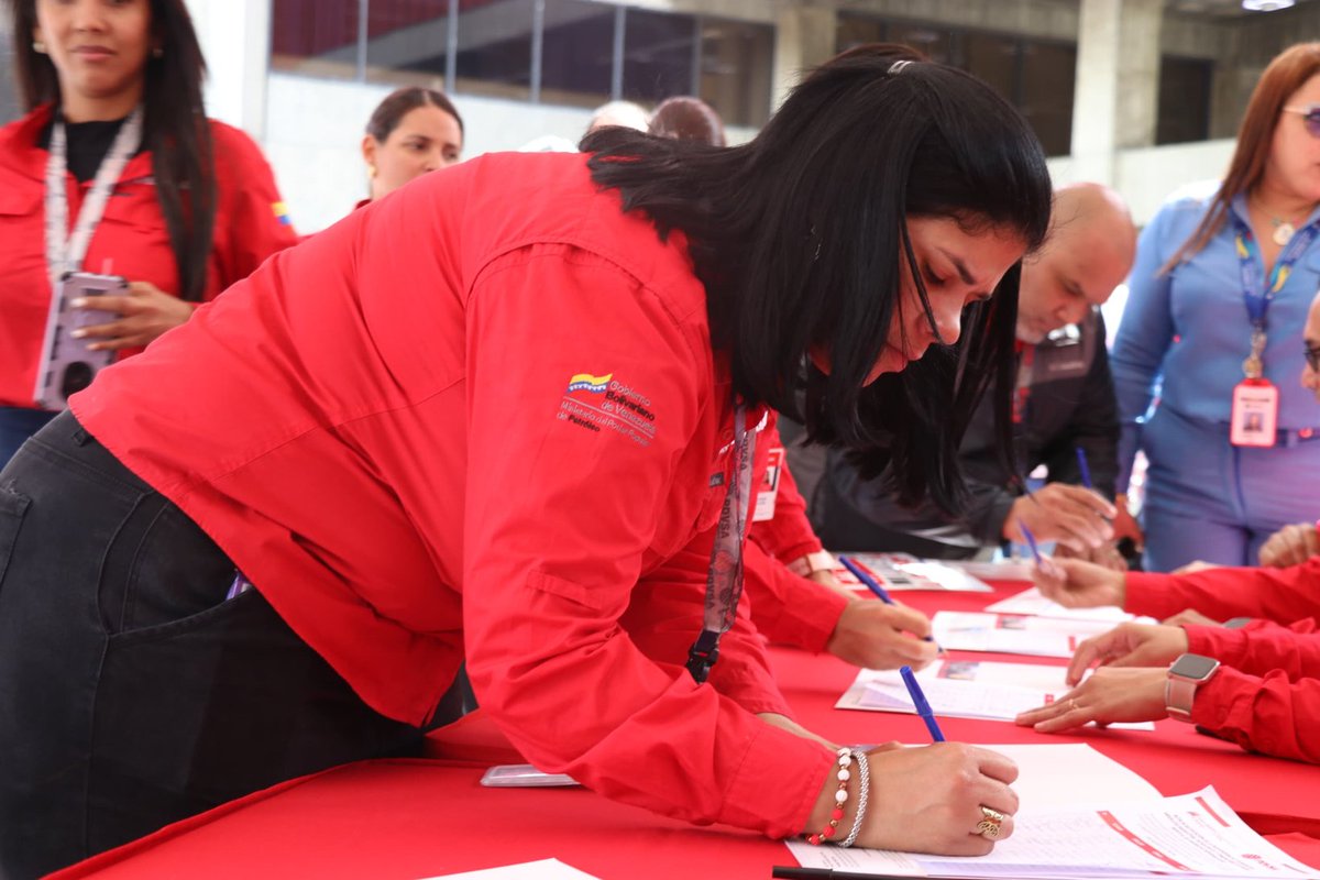 PDVSA's tweet photo. Con este inédito acto de soberanía, toda la clase trabajadora plasma su firma como señal de respaldo a las medidas implementadas por el presidente @NicolasMaduro, para el renacimiento de la industria petrolera a pesar de las medidas impuestas injustamente a Venezuela. https://t.co/BSL1kuH5yX
