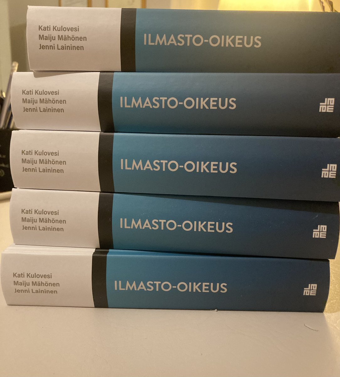 KatiKulovesiFI's tweet photo. Tänään tuli painava laatikko postista kotiin 🥳. Kaikkinensa yli 700 sivua, kansien välissä globaalia, kansainvälistä, eurooppalaista ja kotimaista ilmasto-oikeutta sekä myös jakso yrityksiin erityisesti vaikuttavasta ilmastosääntelystä. https://t.co/tr1JhFQVHA