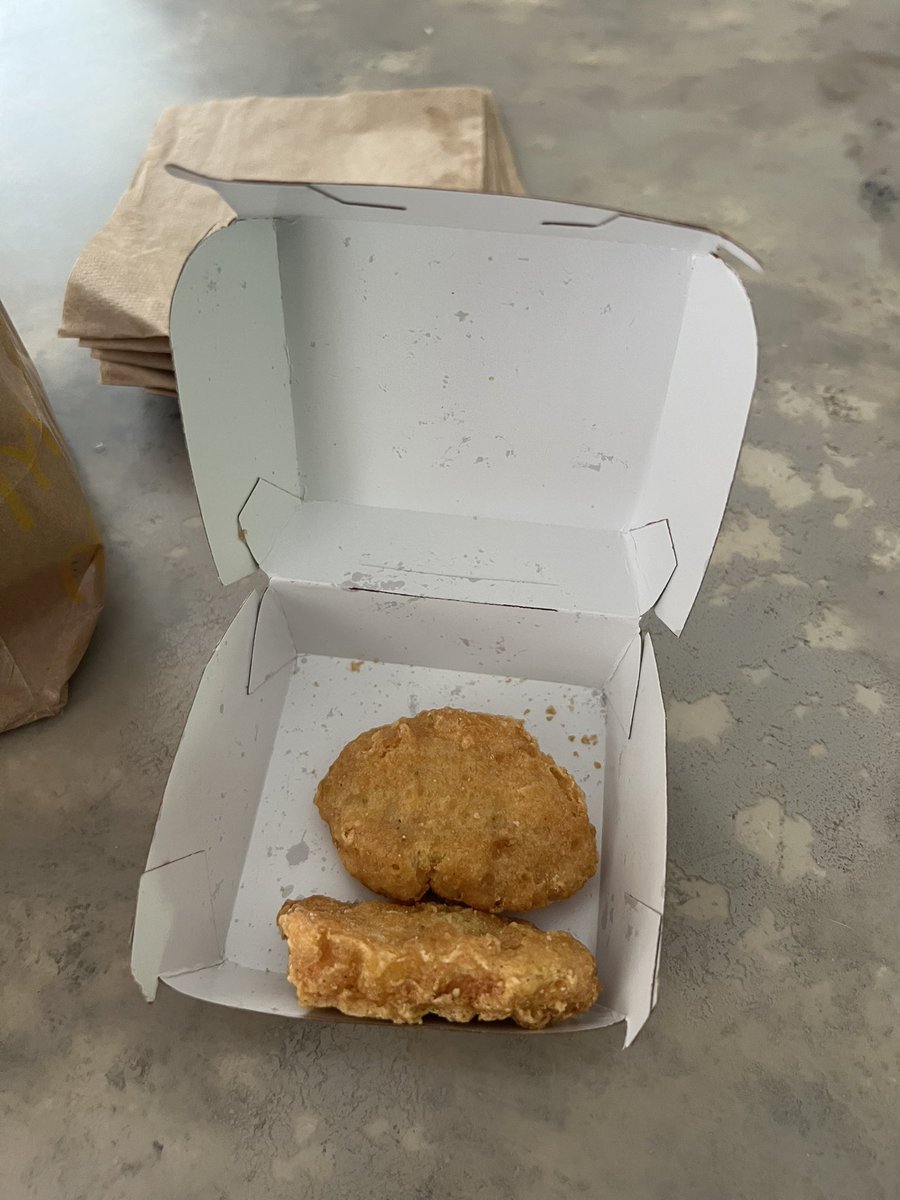 shawnaleetuttle's tweet image. Bought a 4 piece chicken nuggets from @McDonalds and got 2.. 🤦🏼‍♀️