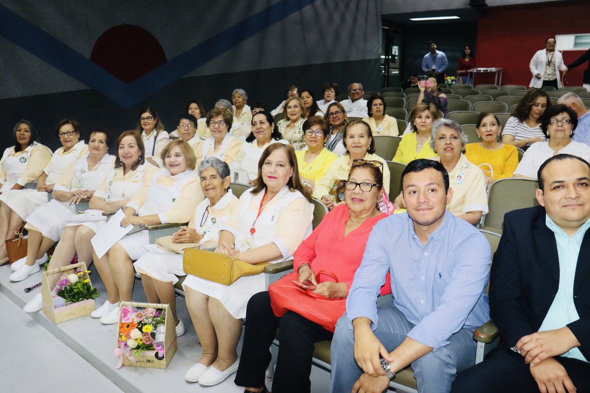 Autoridades, así como integrantes de @VoluntariosIMSS en Sonora realizaron entrega de reconocimientos a personal con 15 años de labor altruista, en auxilio y orientación a familiares de pacientes que se encuentran en Hospitales y Unidades en la entidad.