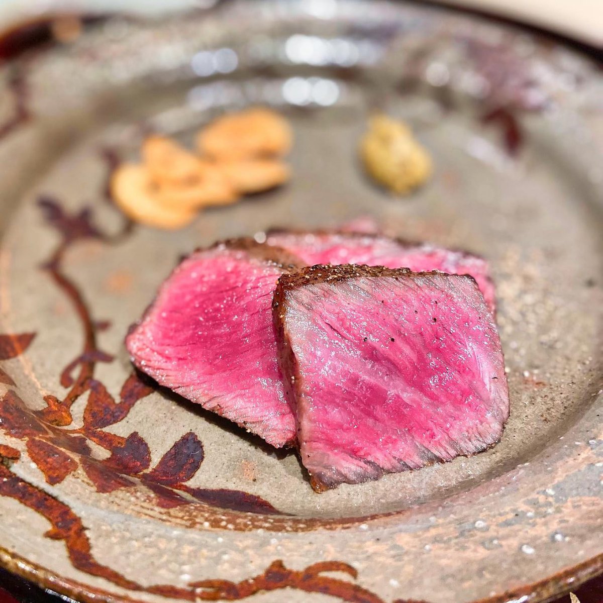 This is my lunch. Can you tell which one is sirloin steak and which one is wagyu?
#Lunch #Great #SirloinSteak #A5Wagyu