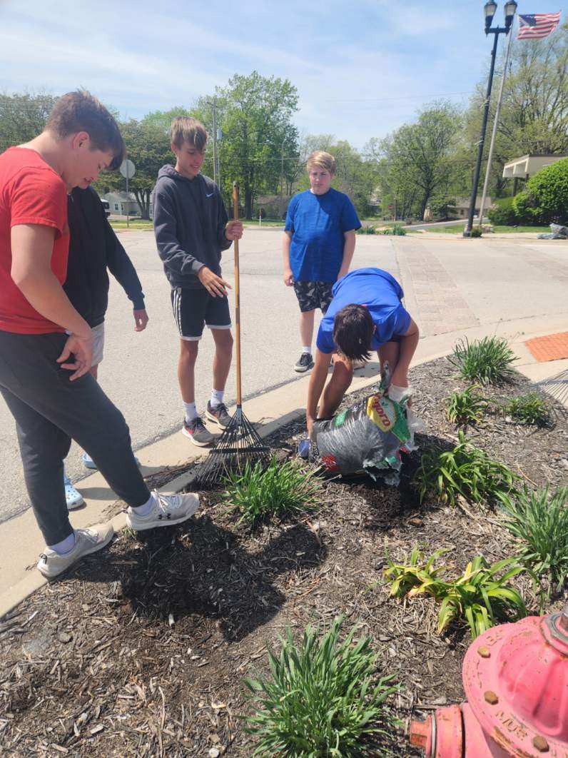EMS Ambassadors partnered with EES Ambassadors this afternoon and celebrated Earth Day by serving the community. Thanks to Eudora Parks and Rec for allowing us to beautify the downtown area and Pilla Park. It was fun and their hard work looks awesome! #WeAreEMS #EudoraProud