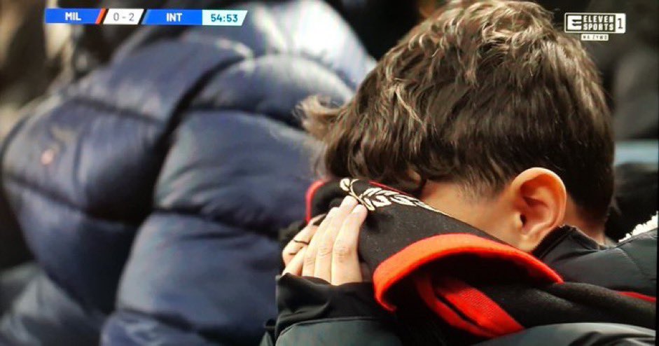 Non ti preoccupare cucciolo, la ruota gira e toccherà anche a voi vincere prima o poi.
Tu non perdere la fede però, perché questo resta il gioco più bello del mondo.
Ricordatelo però, è soltanto un gioco. 

Il tuo cugino interista. ⚫️🔵

 #MilanInter