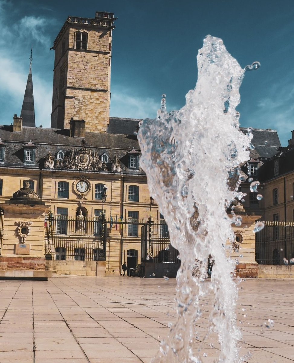 igersdijon's tweet photo. On commence la semaine avec un joli rayon de #soleil qui nous réchauffe un peu. ☀️☀️☀️
~~~~
Merci à @morgane.mood pour cette très jolie capture place de la Libération. 💙🤗 #Dijon
~~~~
Bon début de semaine ☺️ https://t.co/xPn9whb5Sk