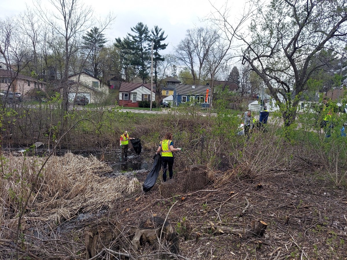 Happy Earth Day!

City staff participated in an Earth Day cleanup event this afternoon at LaBelle Park!

#ColumbiaHeightsMN