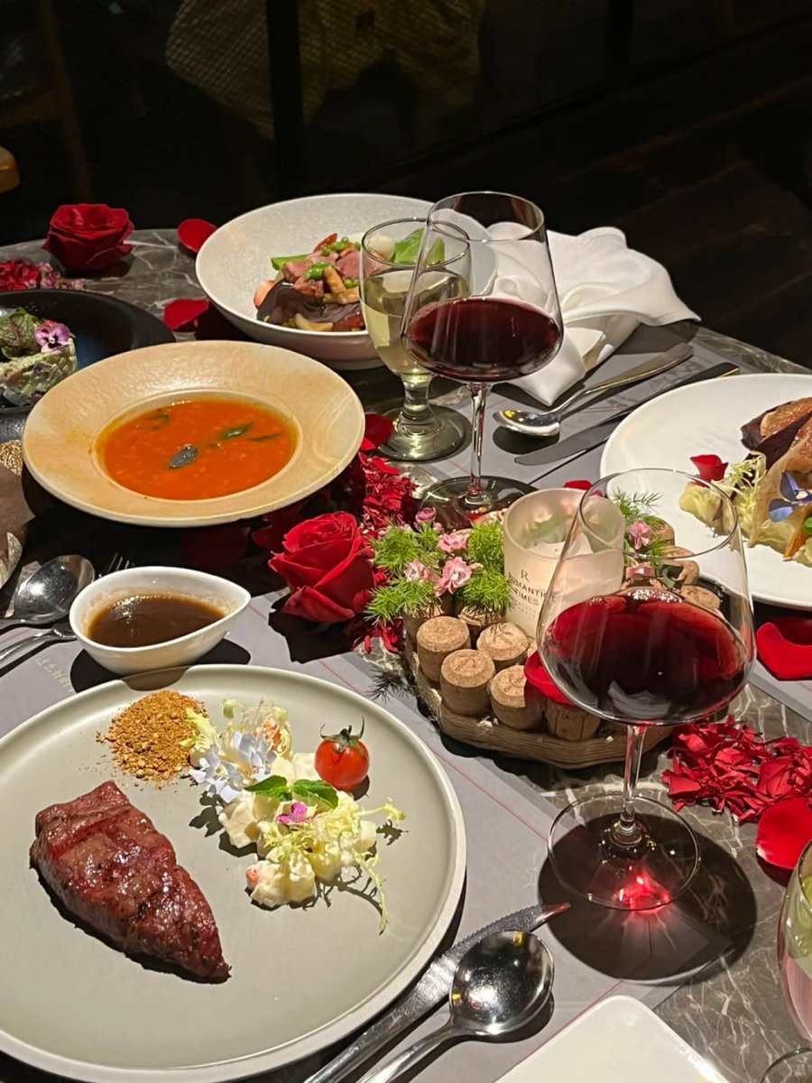 RobWiegmann's tweet photo. The romantic atmosphere starts with an exquisite dinner https://t.co/RmSNV4RBlz