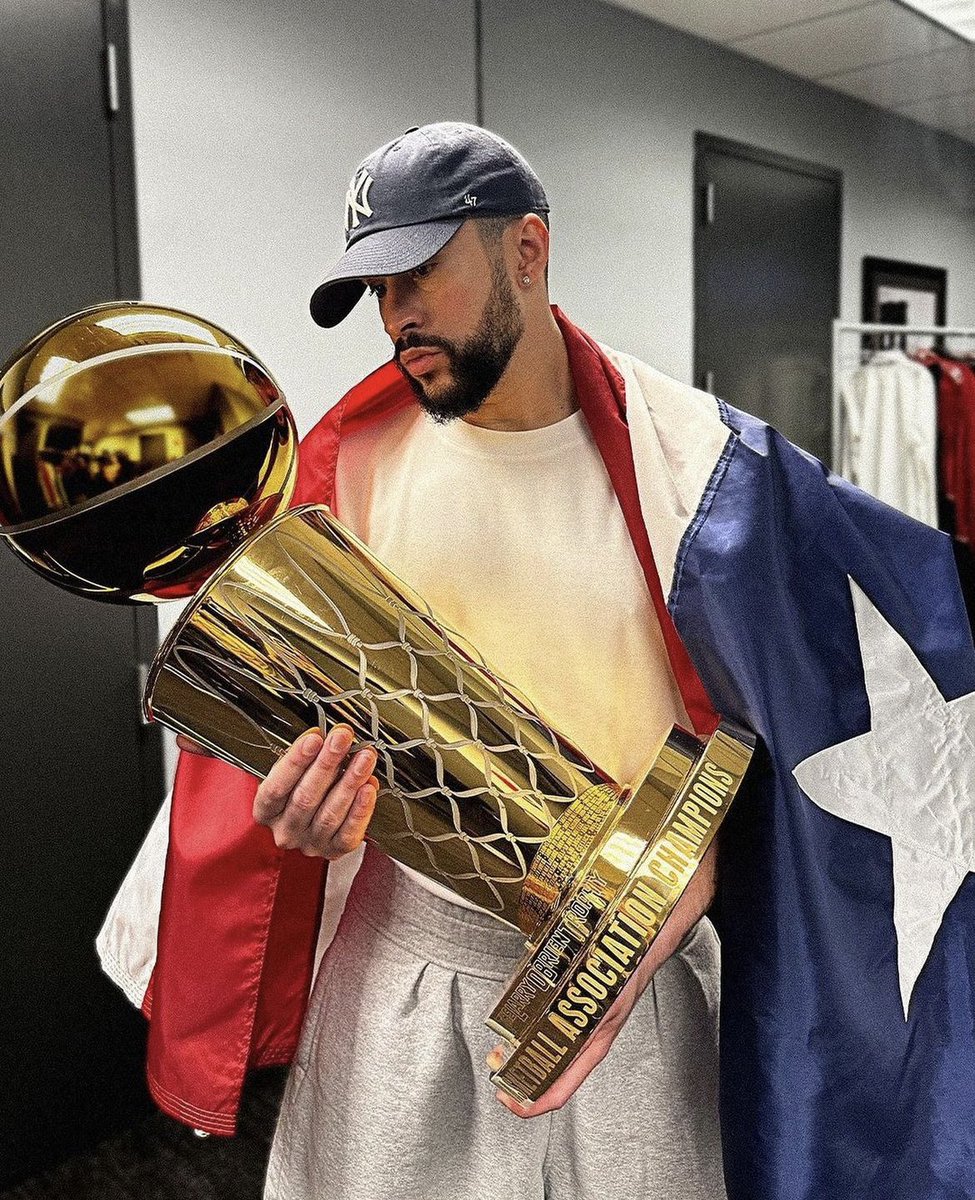 Bad Bunny junto a el Larry O’Brien trophy 🏆