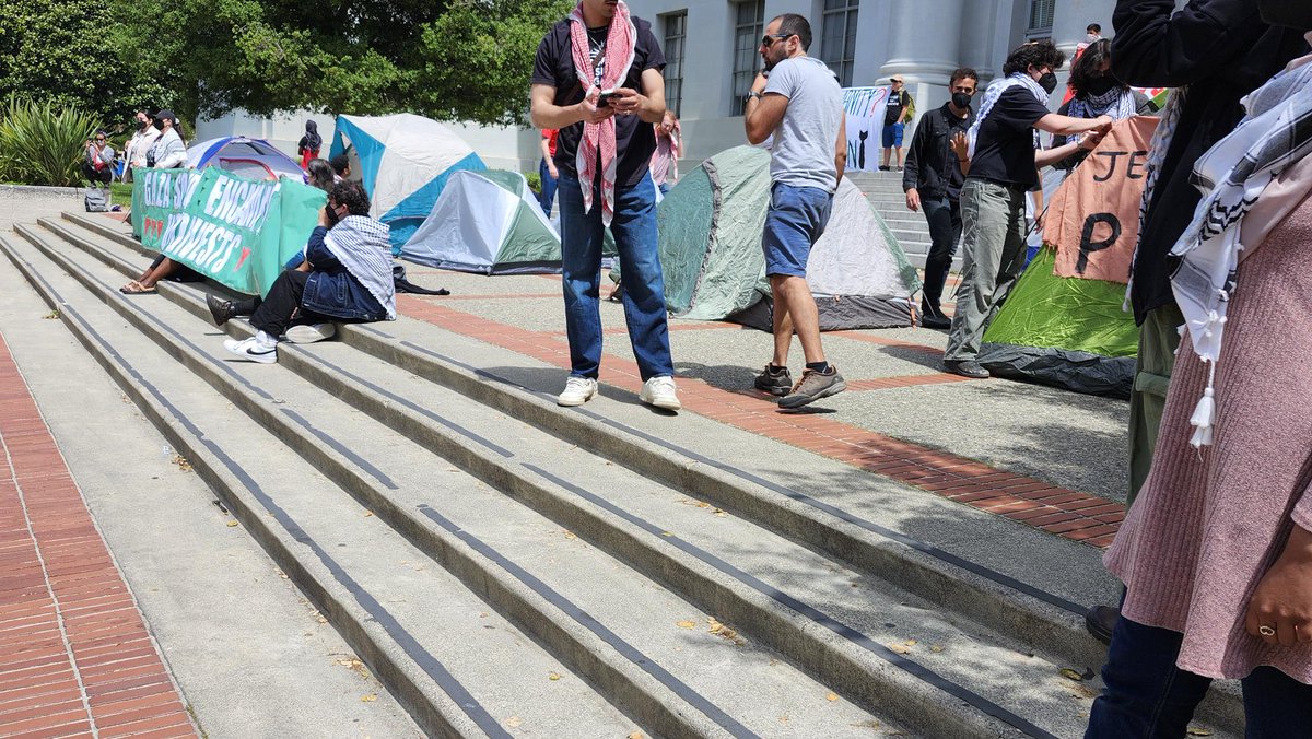 The UC Berkeley protest encampment has started to set up on Sproul steps today! 🇵🇸❤️🖤🤍💚
Photo by Russell Bates
#FreePalestine 
#HandsOffRafah