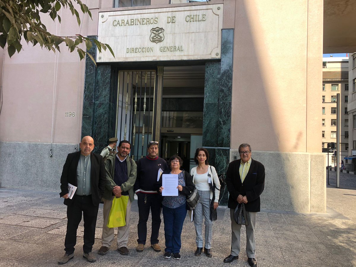 CoordinadoraDH's tweet photo. #Chile Entregan carta para el presidente @GabrielBoric pidiendo la renuncia del director de Carabineros, Ricardo Yáñez, quien será formalizado ante la justicia por su responsabilidad en las violaciones a los #DerechosHumanos en el estallido social @AFEPSantiago @AliciaLiraM https://t.co/D1Fg5LXxRI