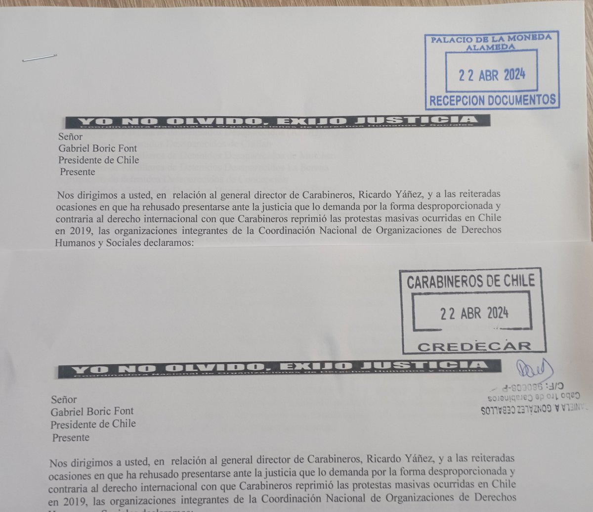 CoordinadoraDH's tweet photo. #Chile Entregan carta para el presidente @GabrielBoric pidiendo la renuncia del director de Carabineros, Ricardo Yáñez, quien será formalizado ante la justicia por su responsabilidad en las violaciones a los #DerechosHumanos en el estallido social @AFEPSantiago @AliciaLiraM https://t.co/D1Fg5LXxRI