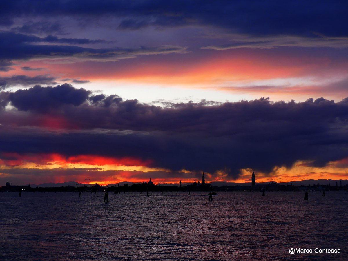 #VeneziaPerImmagini

🌅 Buona serata con questo #tramonto di Marco Contessa, che ringraziamo

📧 Invia i tuoi scatti a social@comune.venezia.it 
Send your best shots to social@comune.venezia.it