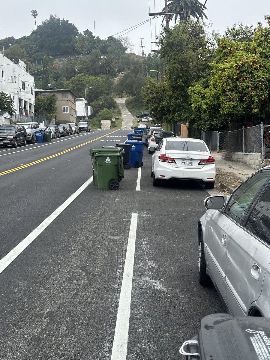 “Don’t try to ride in the new bike lanes on trash day!

They do make perfect trash can lanes though” 

We have an issue of basic common sense of functionality/structural systems. 

@BikeLanesLA @EntitledCycling @streetsforall @StreetsblogLA 

 reddit.com/r/LosAngeles/s…