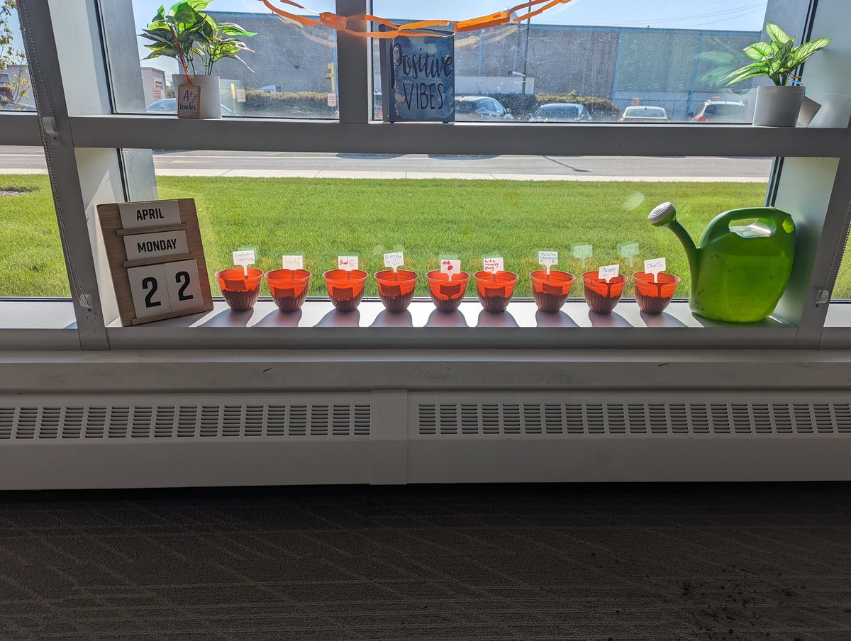 MacArthurD87's tweet photo. Happy Earth Day from MMS! 

Ms. Zielinski’s Advisory celebrated by planting flowers. #Empower87 #EarthDay2024 #EmpowerMac #MacMonday https://t.co/c1AD47YbgI