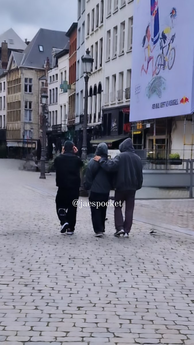 JAESPOCKET's tweet photo. Mom and i happened to run into zb1 members in the streets of antwerp and I cant stop speaking about it😭😭 my little interaction with taerae changed me for life istg🥹 https://t.co/5Lds6XPP6B