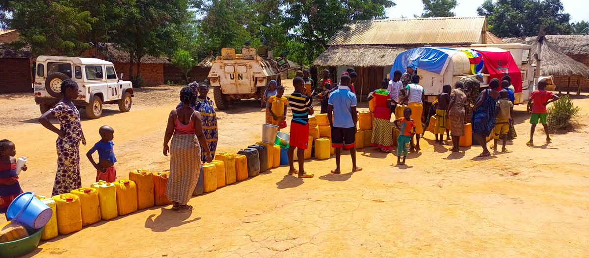 افريقيا الوسطى-القوات المسلحة الملكية تقدم الماء الصالح للشرب لفائدة 150 شخصا، بمنطقة أوبو الخميس الماضي. ضمن المهام الانسانية التي تنفذها التجريدة المغربية لحفظ السلام.