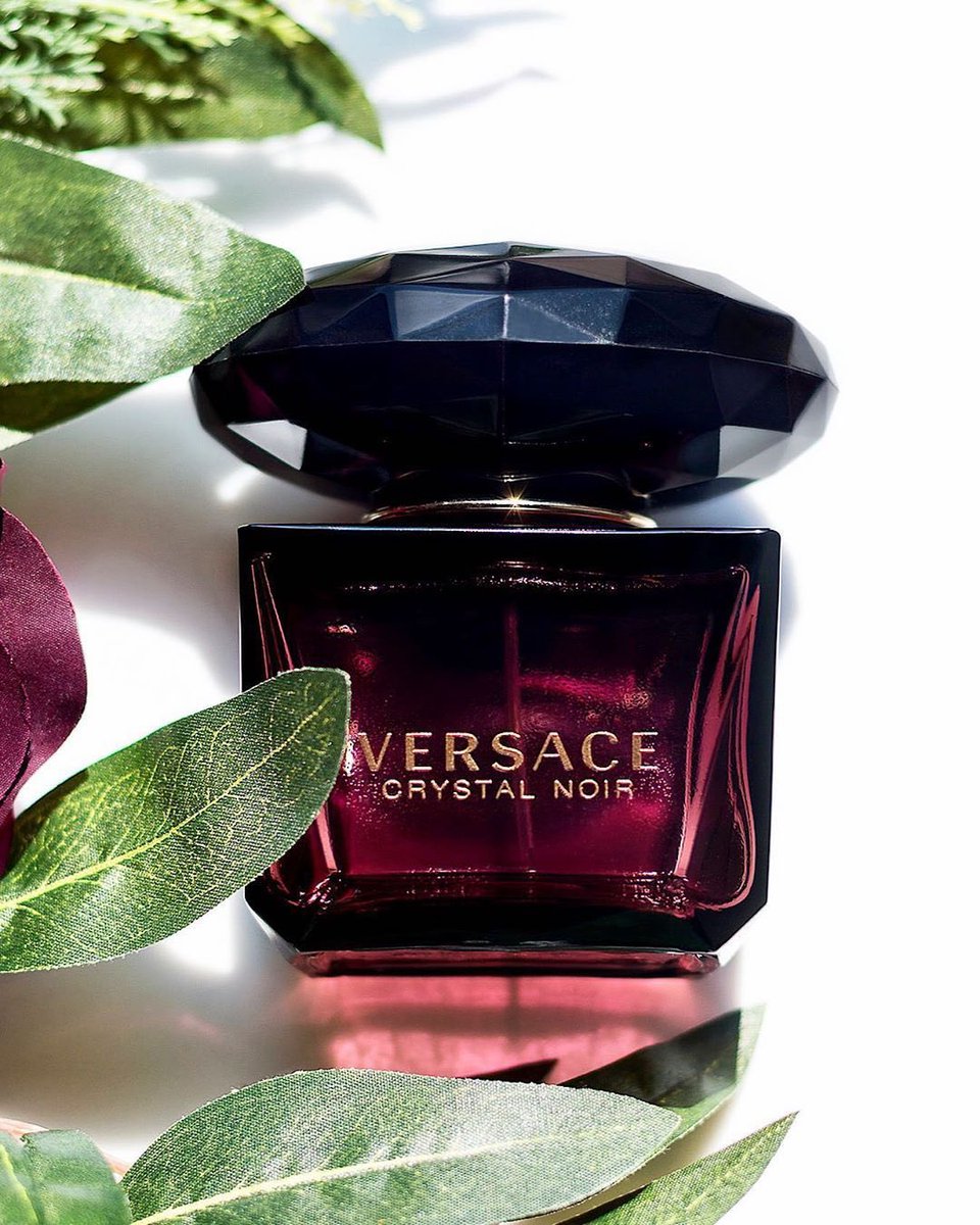 #رابطة_عشاق_العطور كريستال نوار فرزاتشي .. Crystal Noir Versace عطر شرقي كريمي يقال انه أحد عطور ملكة الأردن الملكة رانيا .. يقال ان هذا العطر الانيق مستوحى من تصميم الأزياء رفيعة المستوى المقدمة من دار فرزاتشي العريقة ذات الطابع الحديث المتسم بالفخامة. افتتاحية تابلية