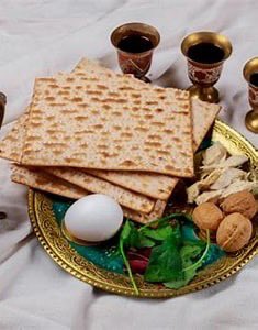 Goede avond, Arnhem. Laten wij onze joden Chag Pesach Sameach wensen, vrolijk Pesach. Vertrek uit Egypte was het enige dat erop zat om af te komen van vierhonderd jaar slavernij. Het frappeert mij altijd zo - als jochie aan de lippen van de meester al -