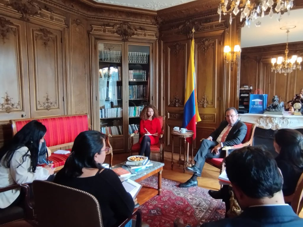 La 2da reunión de la ministra @YeseniaOlayaR, en París, Francia🇫🇷, fue con el embajador de Colombia, @alfonsoprada, y su equipo de trabajo. Allí, identificaron acciones para promover la colaboración científica en materia de #IA, enfocada en productividad y desarrollo tecnológico.