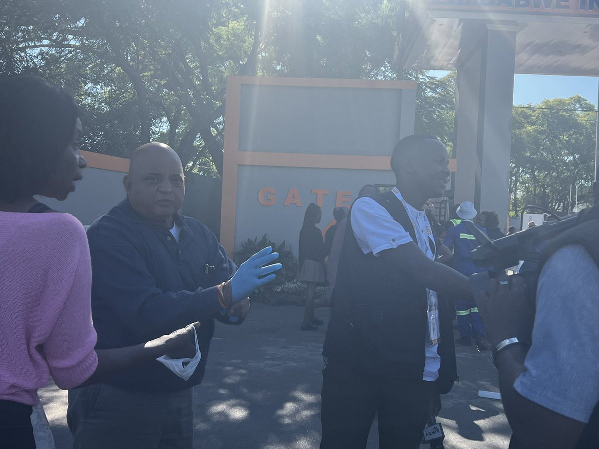 The City of Bulawayo in partnership with the Zimbabwe International Trade Fair, Office of the Minister of State and Provincial Affairs, Ministry of Industry and Trade, and Environmental Management Agency, today held a clean up campaign ahead of the Zimbabwe International Trade